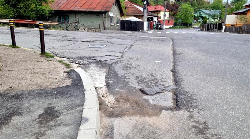 Nu se mai găseau două-trei roabe de asfalt pentru a nivela intrarea pe Calea Doftanei din Strada Voila?