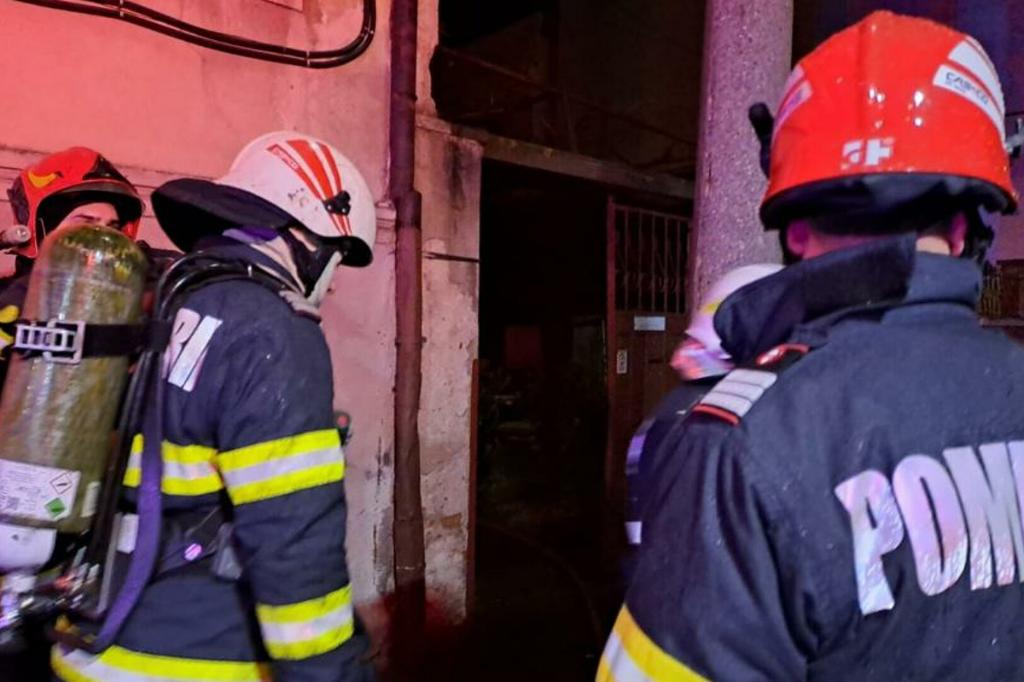 Incendiu la un apartament de pe Strada Maramureș din Câmpina. Un bărbat de 80 ani se luptă între viață și moarte