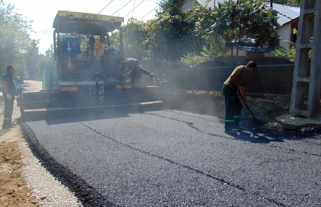 Drumul distrus de viituri acum o lună în satul Bobolia, comuna Poiana Câmpina, a fost asfaltat astăzi