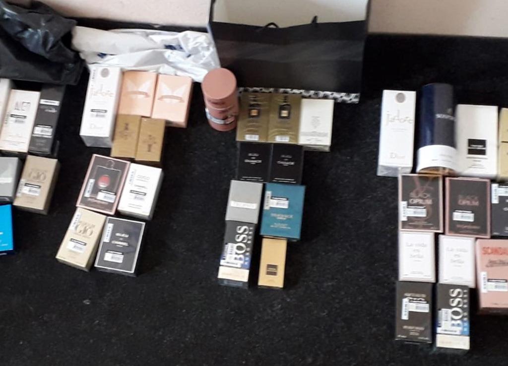 Tânăr de 23 ani, prins de polițiști în parcarea unui centru comercial din Câmpina oferind spre vânzare parfumuri contrafăcute