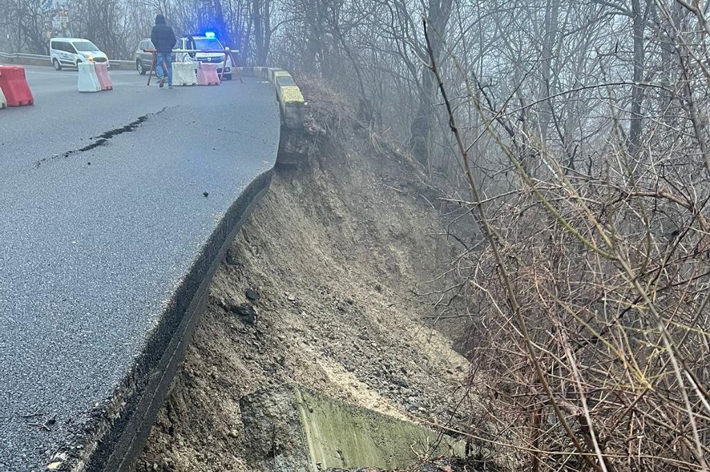Intrarea în Câmpina dinspre Cornu, închisă complet traficului rutier. Bulevardul Carol I s-a rupt...