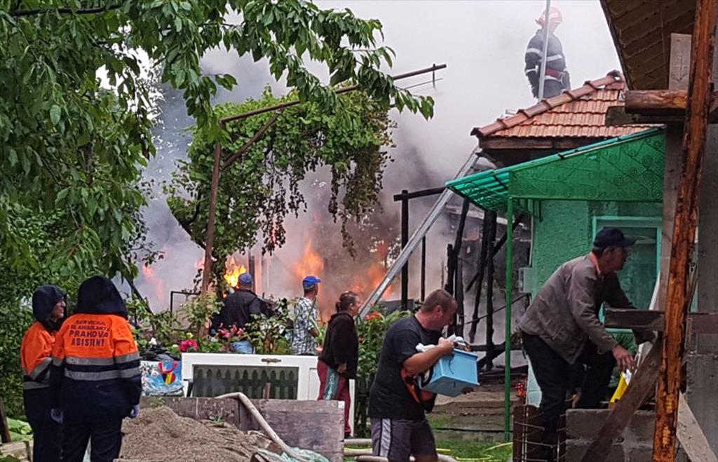 Incendiu la o casă din Urleta. 20 de pompieri intervin pentru stingerea focului