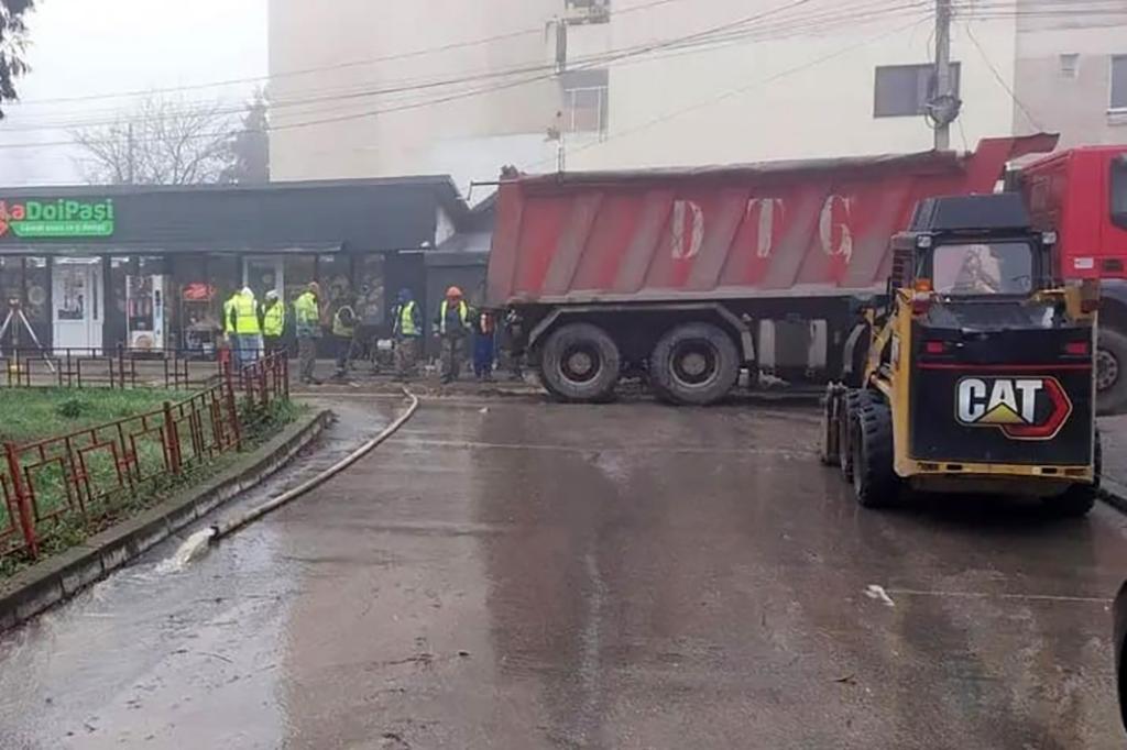 Mai mulți câmpineni sunt nemulțumiți de mizeria lăsată în urma lucrărilor de pe Strada Orizontului. ”Miroase a păcură cu dejecții menajare, este ceva insuportabil!”