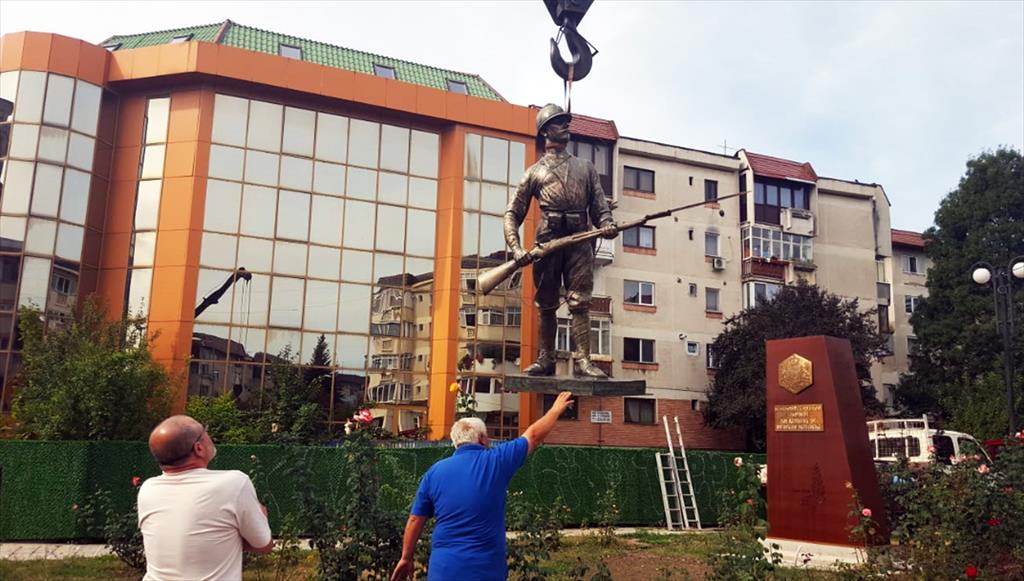 Statuia Soldatului, pusă pe soclul cel nou din Parcul Trandafirilor din Câmpina