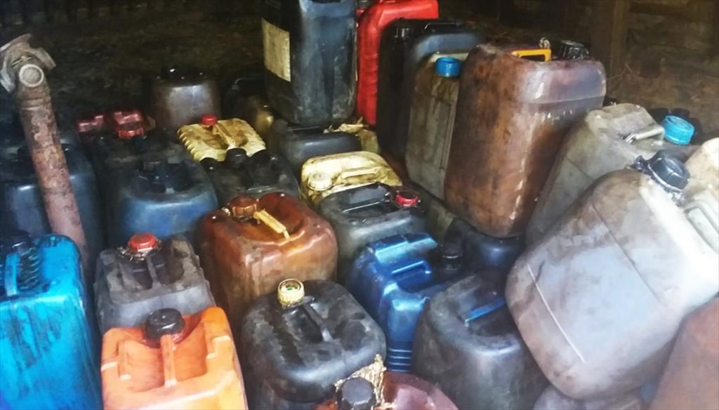 Șase tone de produse petroliere furate, depistate de polițiști în urma unor percheziții domiciliare și la un parc petrolier