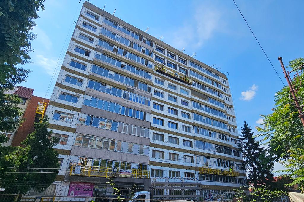 Irina Nistor, mulțumită de ritmul lucrărilor de reabilitare termică la cele trei blocuri din Câmpina