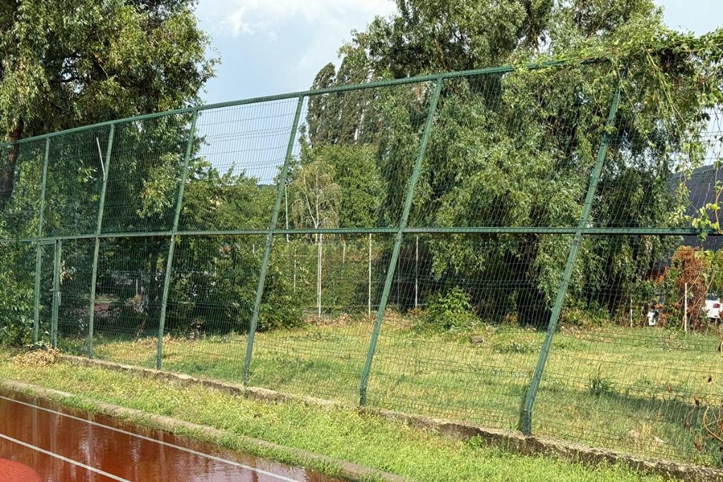 Străzi inundate, copaci rupți, ravagii la baza sportivă de la Căminul Petrol - efectele furtunii la Câmpina
