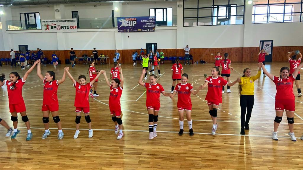 Handbal, turneu Brașov. Încă două victorii și aproape de câștigarea seriei pentru junioarele mici de la CS Câmpina