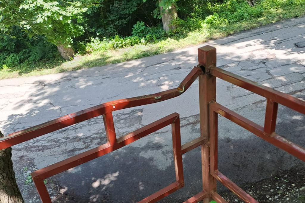 Au început să dipară bucăți mai mari sau mai mici din gardurile de pe Bulevardul Culturii din Câmpina