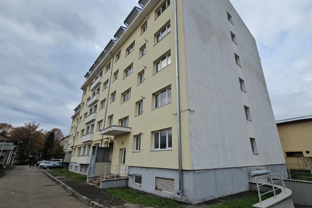 Ar fi o soluție pentru bugetul Câmpinei vânzarea locuințelor din blocul de necesitate?