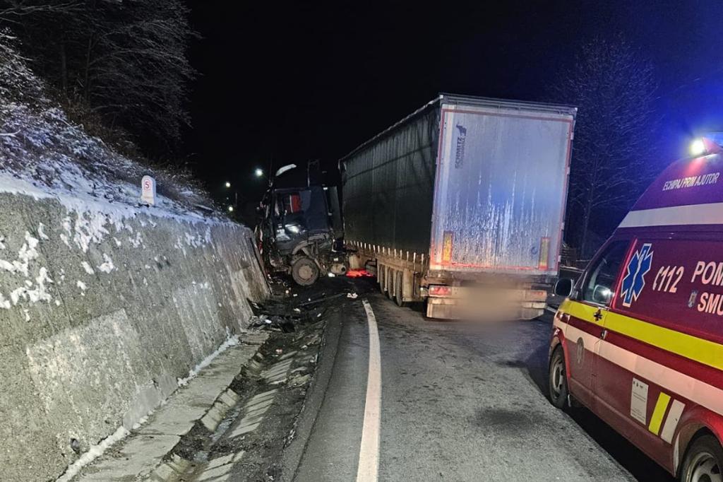 Accident pe DN1, la Posada. Un TIR a intrat într-un parapet