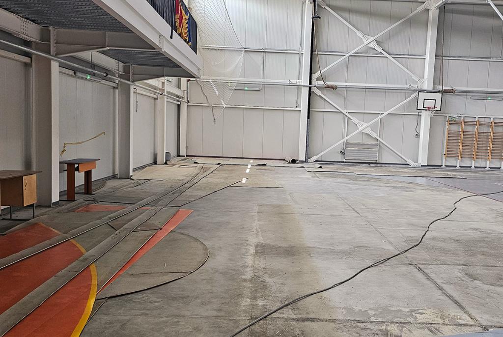 Cum a “dispărut” hidroizolația de la sala de sport a Școlii Hasdeu din Câmpina... Suprafața de joc este distrusă complet și va fi schimbată