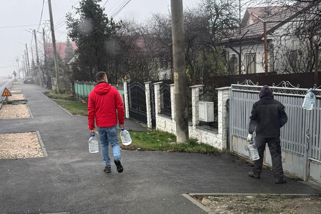 Tineri din Bănești au cumpărat și distribuit apă populației