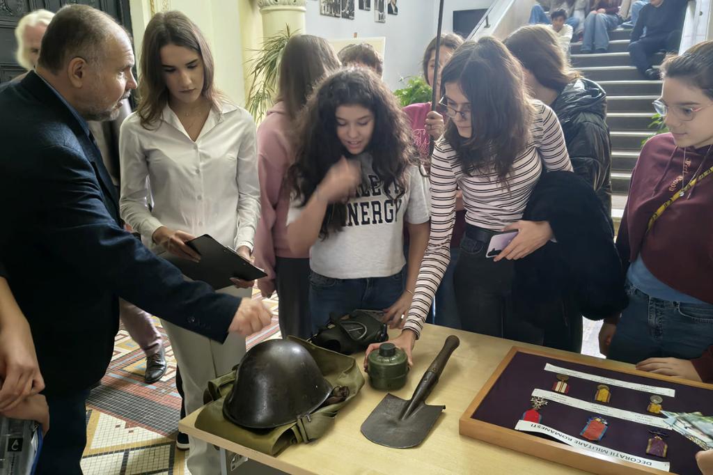 Rezerviștii militari câmpineni au încheiat periplul prin școli înaintea Zilei Armatei la Colegiul Național ”Nicolae Grigorescu”