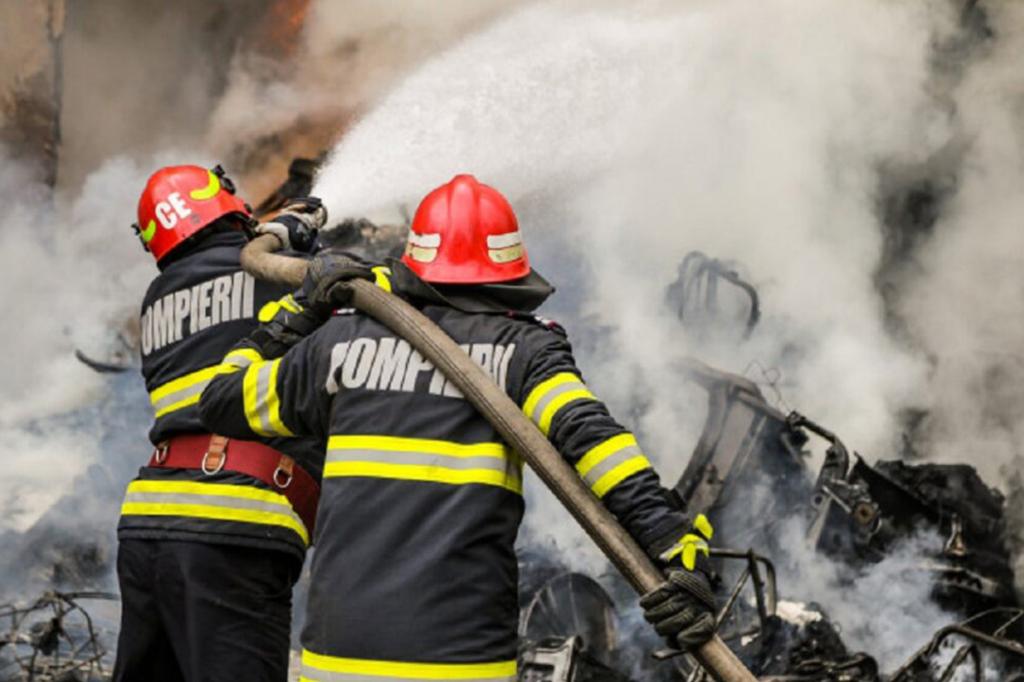 Echipaje de pompieri din Comarnic, Câmpina și Sinaia au intervenit la stingerea unui incendiu la o casă din Comarnic
