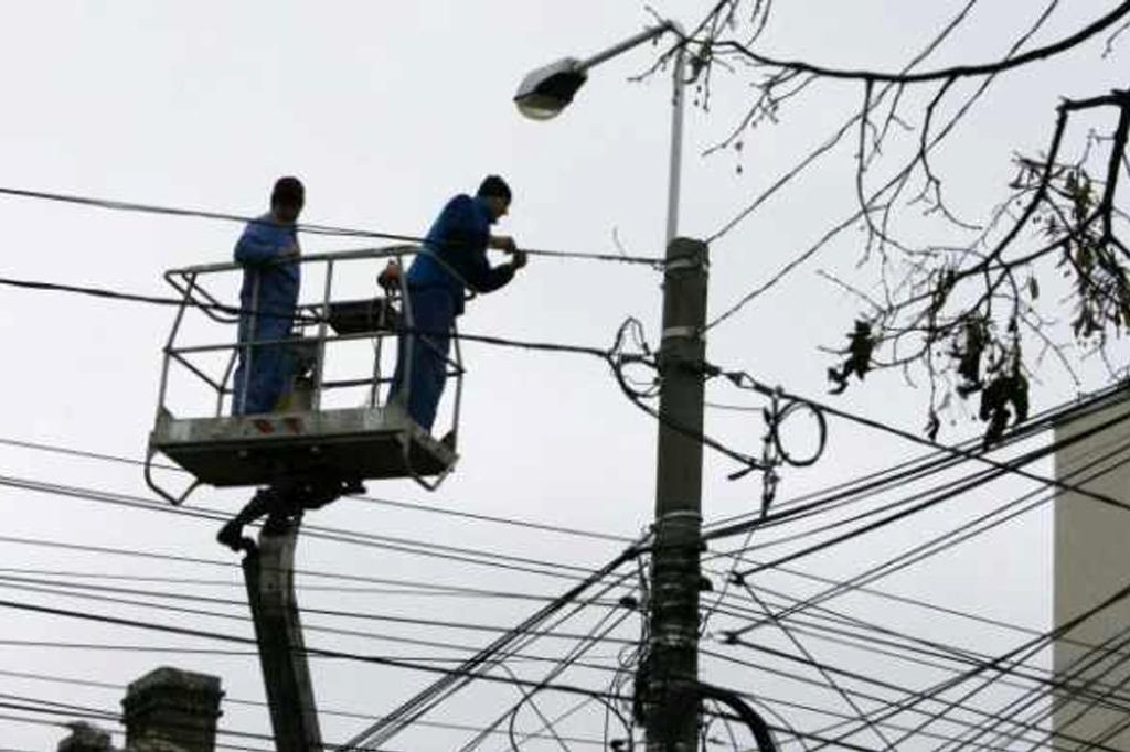 Locuitorii din Brebu s-au săturat de problemele cu energia electrică. Petiție pentru schimbarea unui transformator