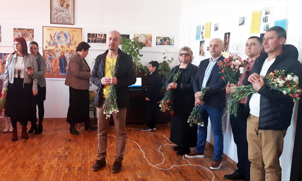 Flori pentru cadrele didactice și elevele din Poiana Câmpina