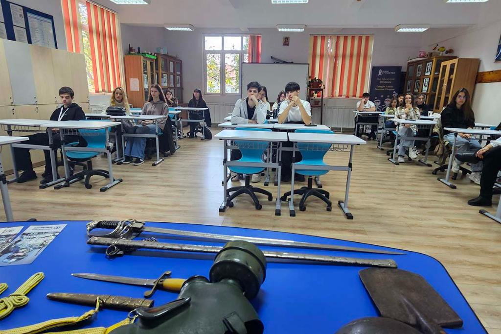 Rezerviștii militari câmpineni au prezentat la Colegiul Forestier prelegeri în pregătirea Zilei Armatei
