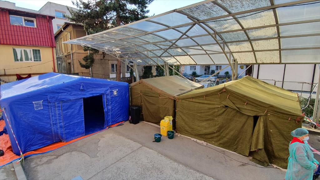 Spitalul Municipal Câmpina are acum trei corturi de triaj și urmează să amenajeze o sală chirurgicală pentru contacții - coronavirus