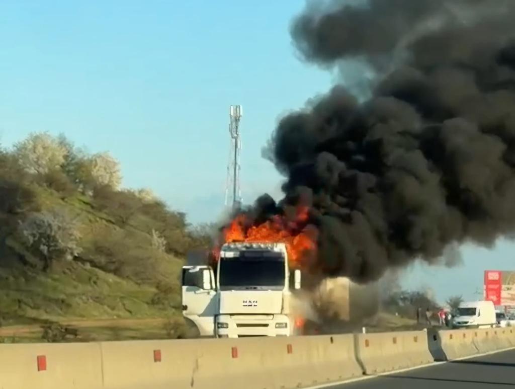 TIR în flăcări pe DN1, între Câmpina și Florești