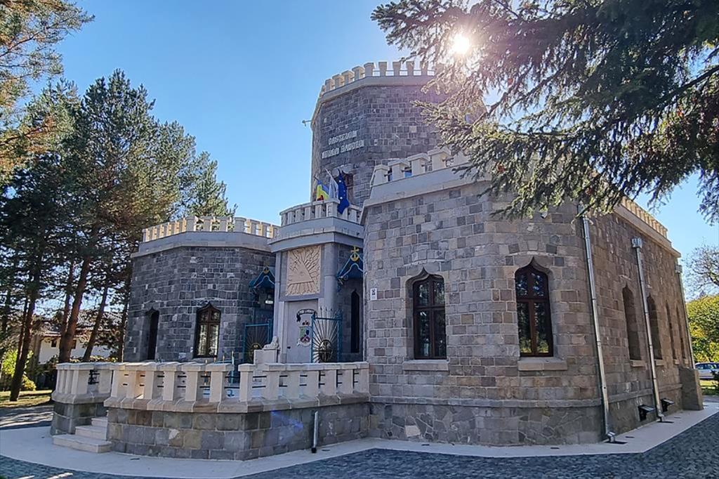 Firma care a restaurat Castelul Hasdeu din Câmpina, chemată pentru a remedia numeroasele probleme apărute după finalizarea lucrărilor cu fonduri europene
