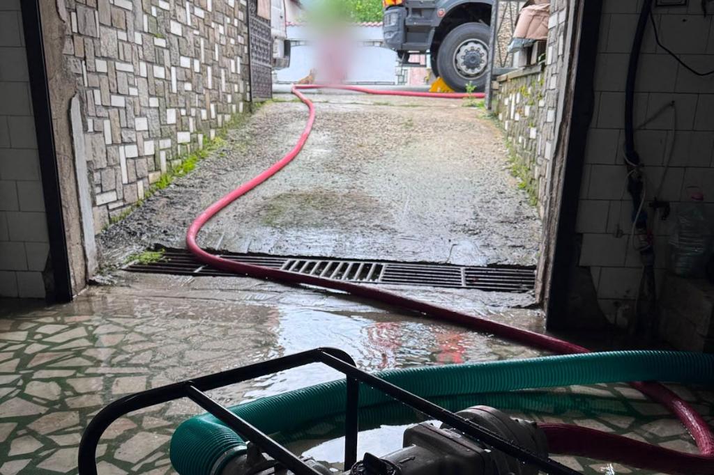 Zona Câmpina a fost sub alertă de vreme extremă. Mai multe gospodării din Filipeștii de Pădure au fost inundate