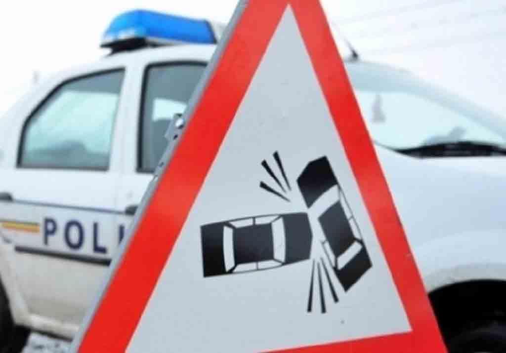 Un autoturism s-a răsturnat pe DN1, între Câmpina și Ploiești. Doi tineri au ajuns la spital