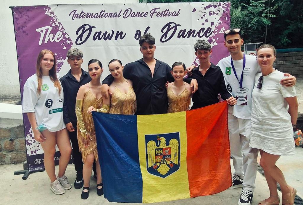 Elevi de la Colegiul Tehnic Forestier Câmpina, pe podiumul Festivalului Internațional de Dans de la Burgas