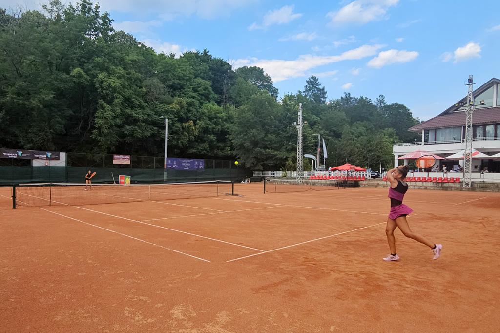 Turneu internațional de tenis la Câmpina. Meciuri spectaculoase din prima zi