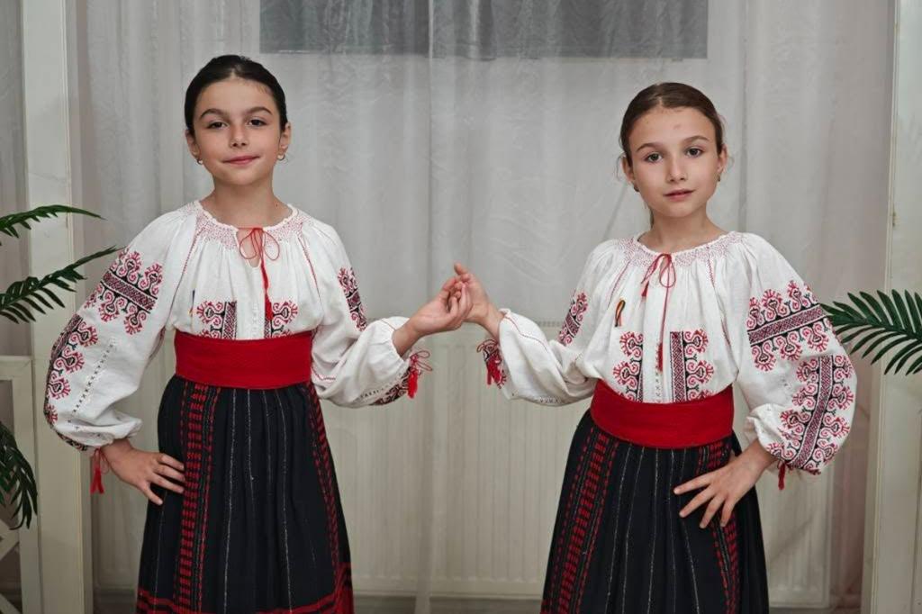 Prahovencele Ioana și Maria Bucur au câștigat trei secțiuni ale Concursului internațional de folclor românesc de la Cernăuți