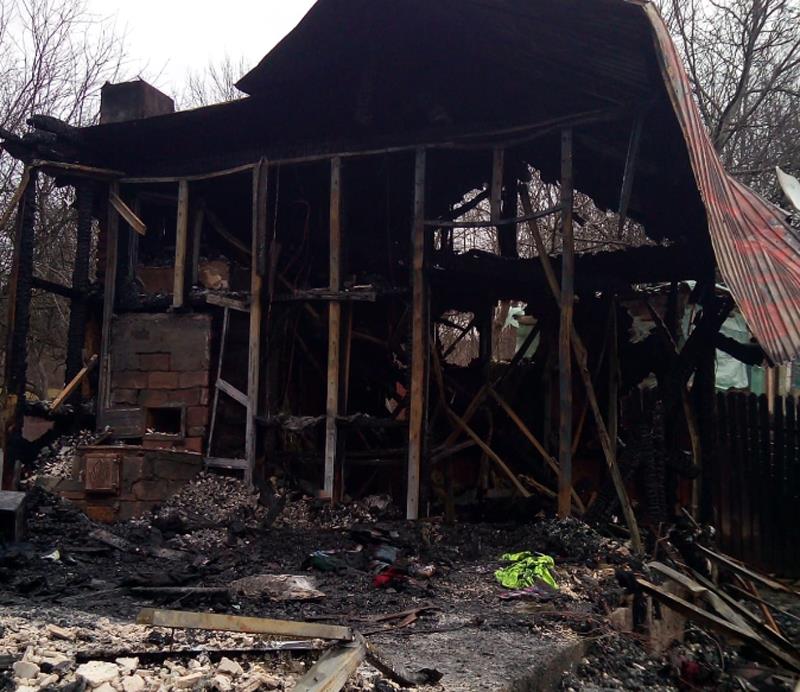 O familie din Provița de Sus a rămas pe drumuri după ce un incendiu i-a distrus casa în totalitate. Părinții și cei trei copii au nevoie de ajutor!