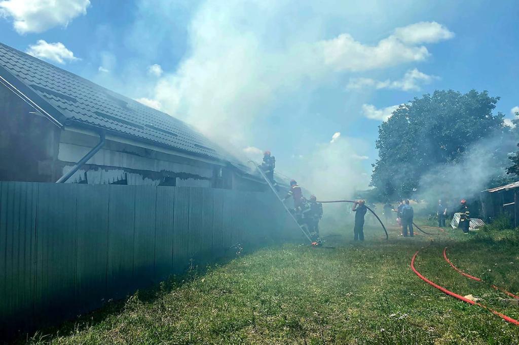 Incendiu la Călinești. Trei echipaje de pompieri au intervenit