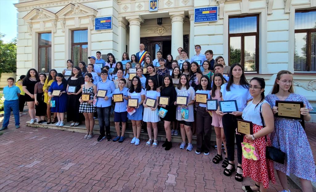 Elevii din Câmpina, care au terminat anul școlar cu 10, au fost premiați de primarul municipiului