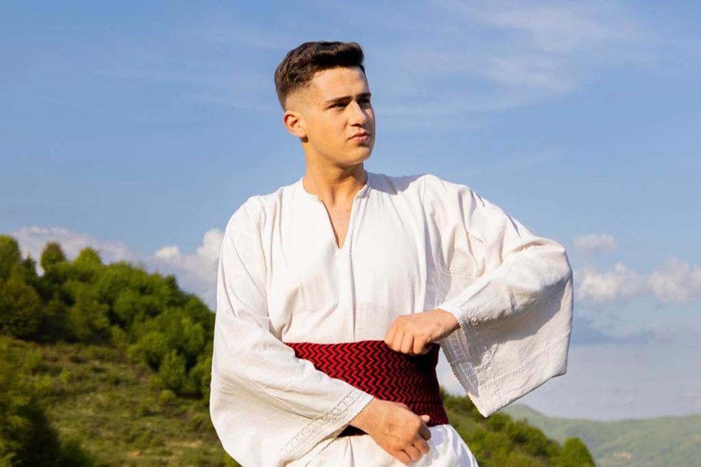 Vi-l mai amintiți pe Andrei Chelba, copilul care era solistul Ansamblului Casei Tineretului? Împlinește astăzi 20 ani!