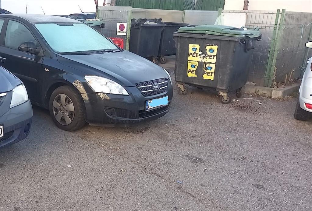 Din cauza parcărilor haotice, mașina operatorului de salubritate este uneori în imposibilitatea de a ajunge la platformele de colectare a deșeurilor