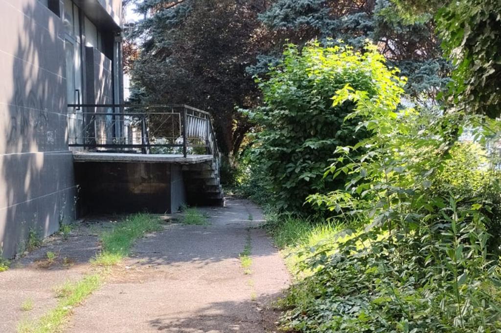 Pasajul pietonal de lângă Poșta veche, din centrul Câmpinei, pare un loc uitat de lume...