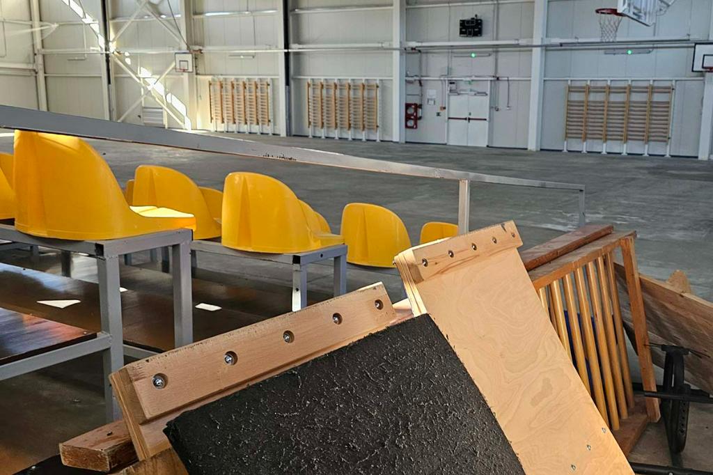 Cum arată sala de sport a Școlii „B.P. Hasdeu” Câmpina în prima zi de școală, la 32 luni de la inaugurare?