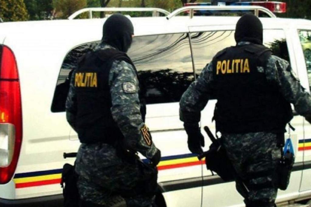Doi prahoveni, cercetați pentru trafic de droguri de mare risc