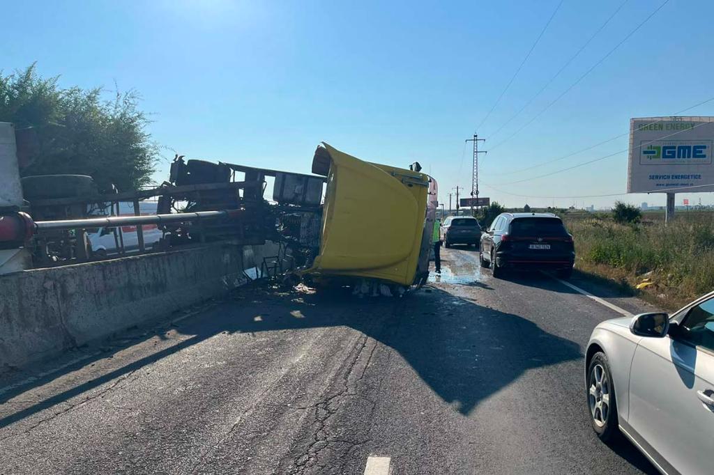Accident pe DN1. Un TIR s-a răsturnat și a acroșat un autoturism