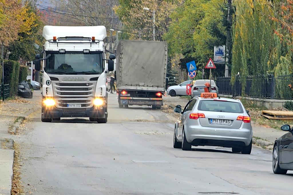 Pe Strada Orizontului din Câmpina s-a lucrat trei zile și s-a luat pauză... N-or fi găsit conductele de apă pe care trebuiau să le schimbe?