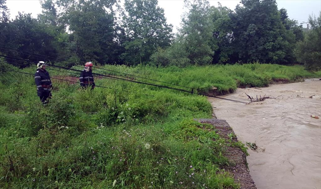 Gospodării inundate la Bănești, Măgureni și Băicoi, un stâlp electric dărâmat de aluviuni la Scorțeni