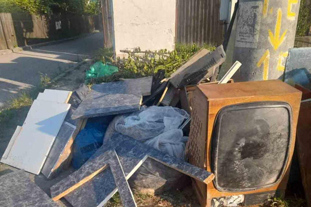 O adevărată groapă de gunoi în cartierul Slobozia, din Câmpina