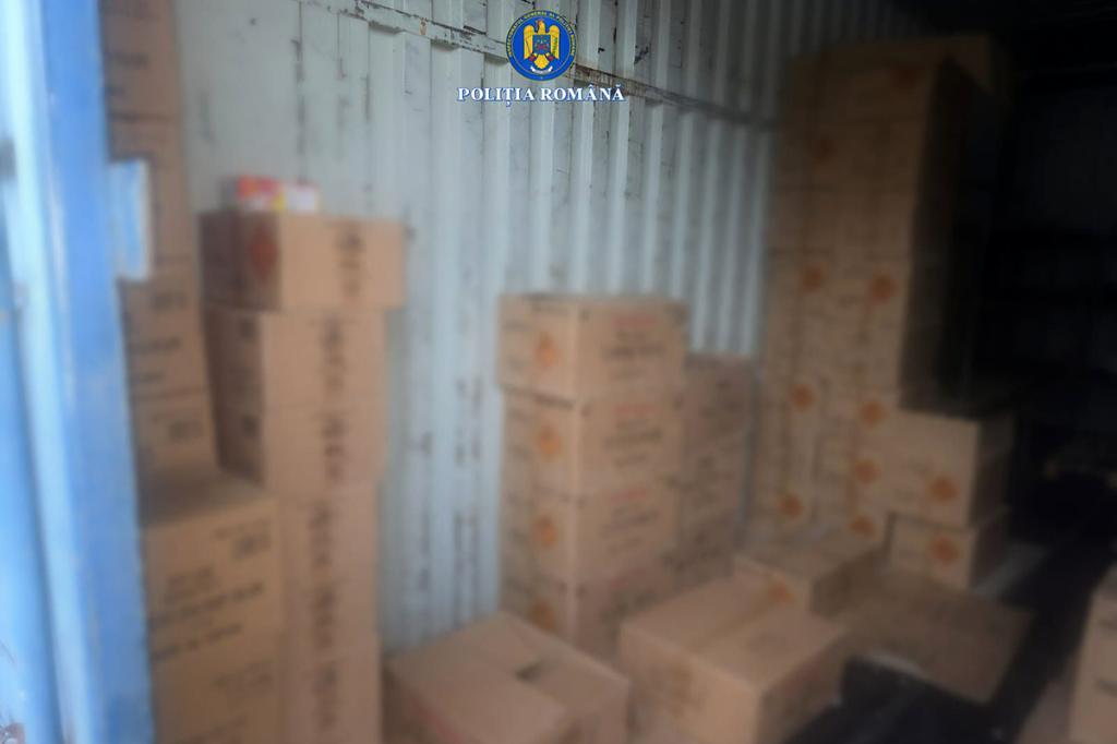 Polițiștii prahoveni au confiscat 2,7 tone de articole pirotehnnice. Un bărbat a fost reținut