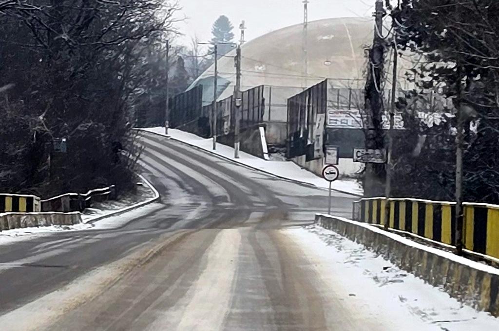 De 15 ani, Câmpina se chinuie să facă o alternativă de acces în oraș. Ce bună ar fi fost acum...