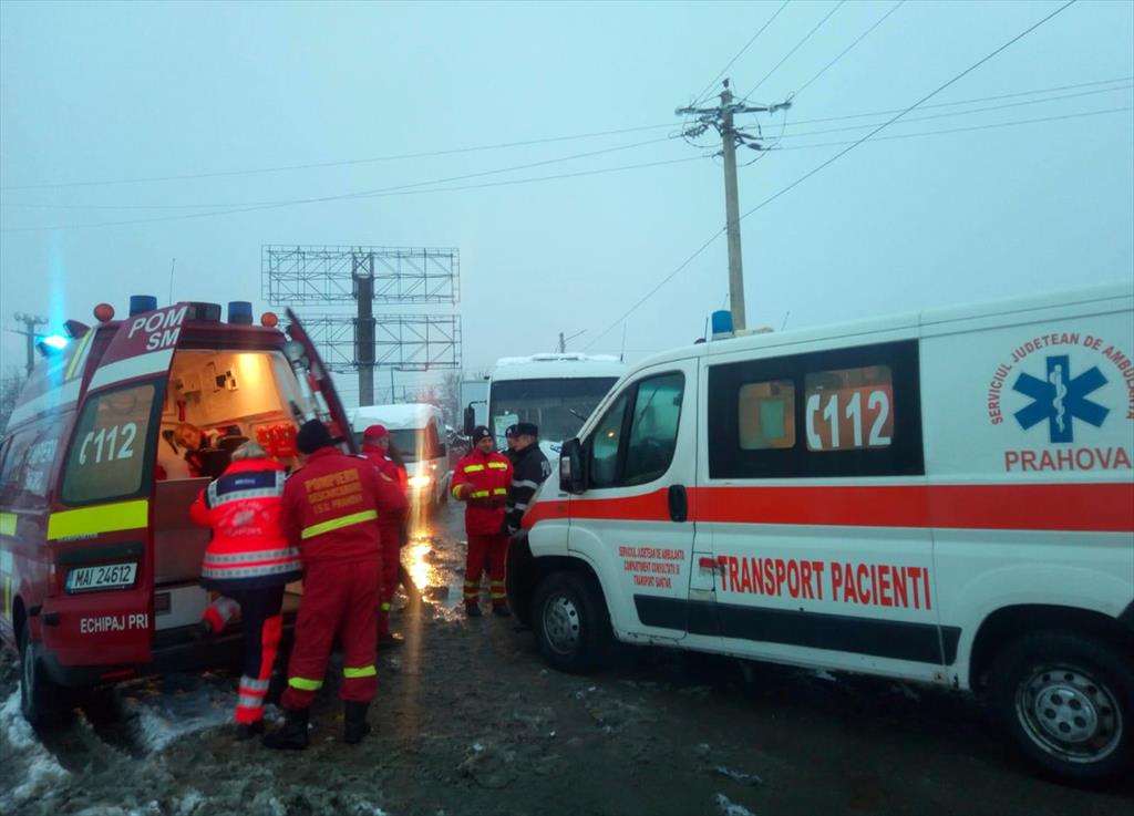 Accident pe DN1, la Bănești. 21 de persoane se aflau în cele două vehicule care s-au ciocnit