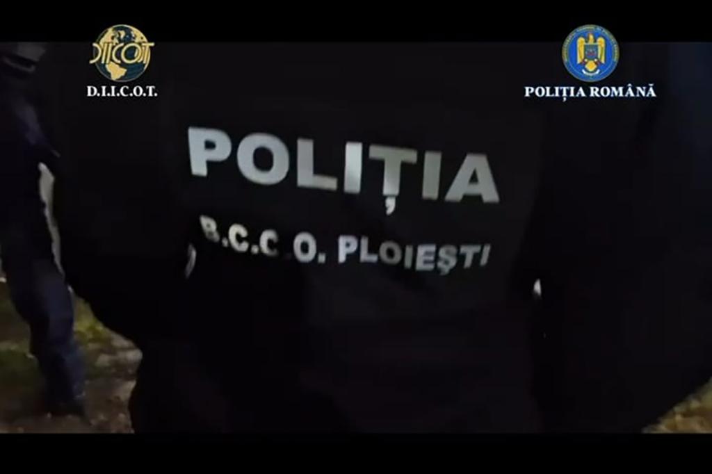 Percheziții la persoane care distribuiau canabis în Prahova