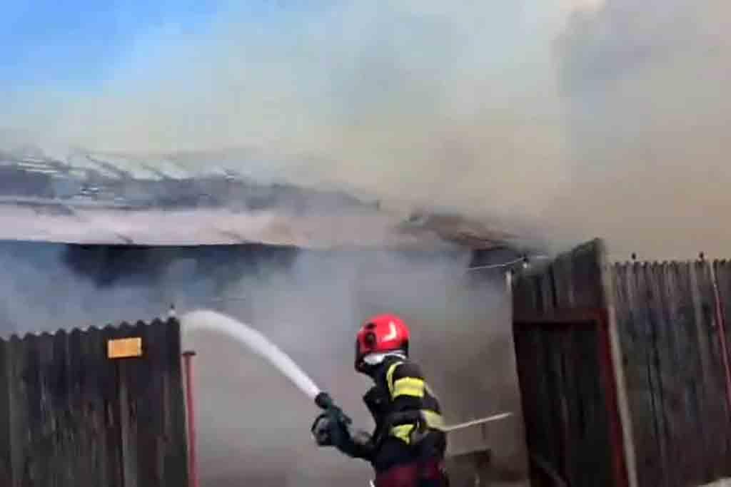 Trei imobile cuprinse de un incendiu puternic la Brebu