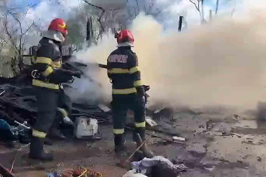 Incendiu la Măgureni. O gospodărie și 600mp de vegetație au fost mistuite de flăcări