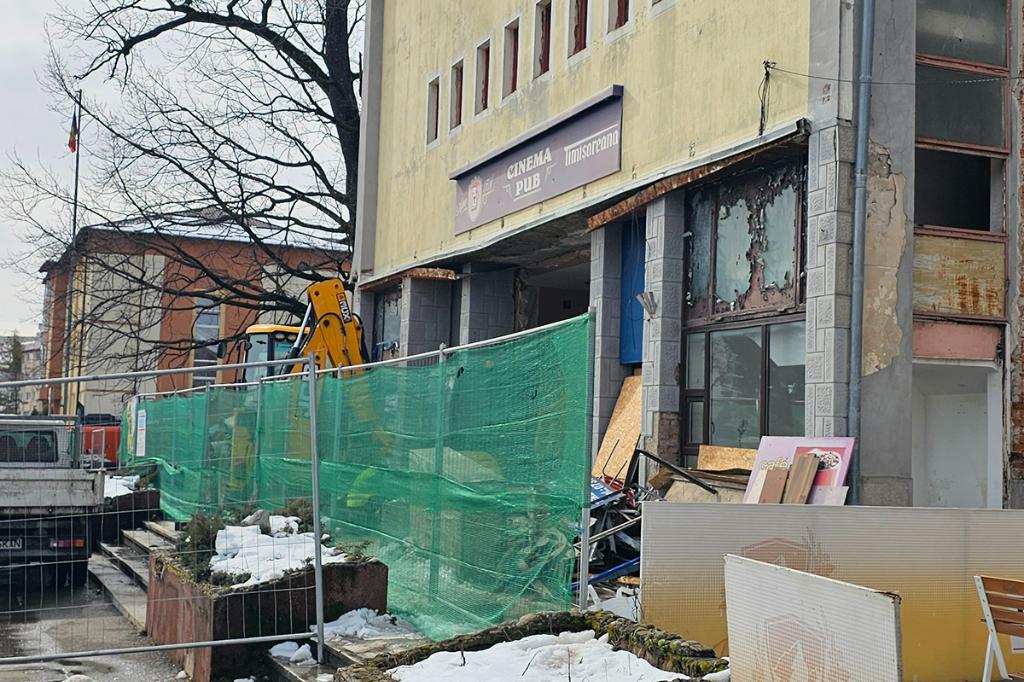 A început demolarea cinematografului din Câmpina