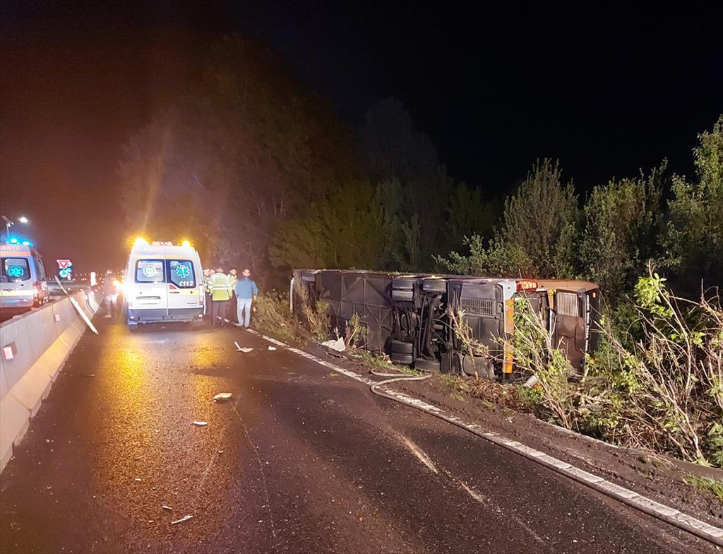 Un autocar s-a răsturnat în noaptea de marți spre miercuri, pe DN1, la Cornu